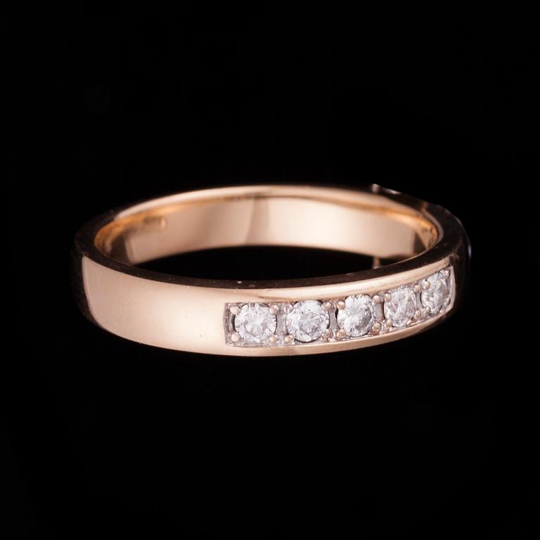 RING, guld 14K, 5 små diamanter, enligt gravyr tot. 0,30 ct. Vikt 5,5 g.