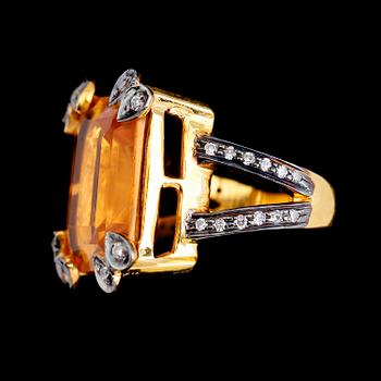 RING, förgyllt silver, citrin ca 16.00 ct, vita stenar.