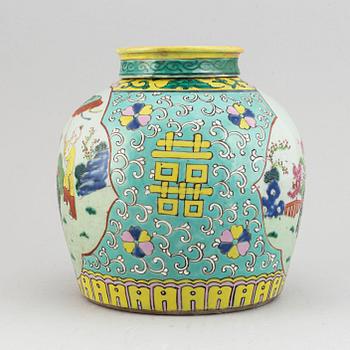 Urna med lock, porslin. Qingdynastin, tidigt 1900-tal.