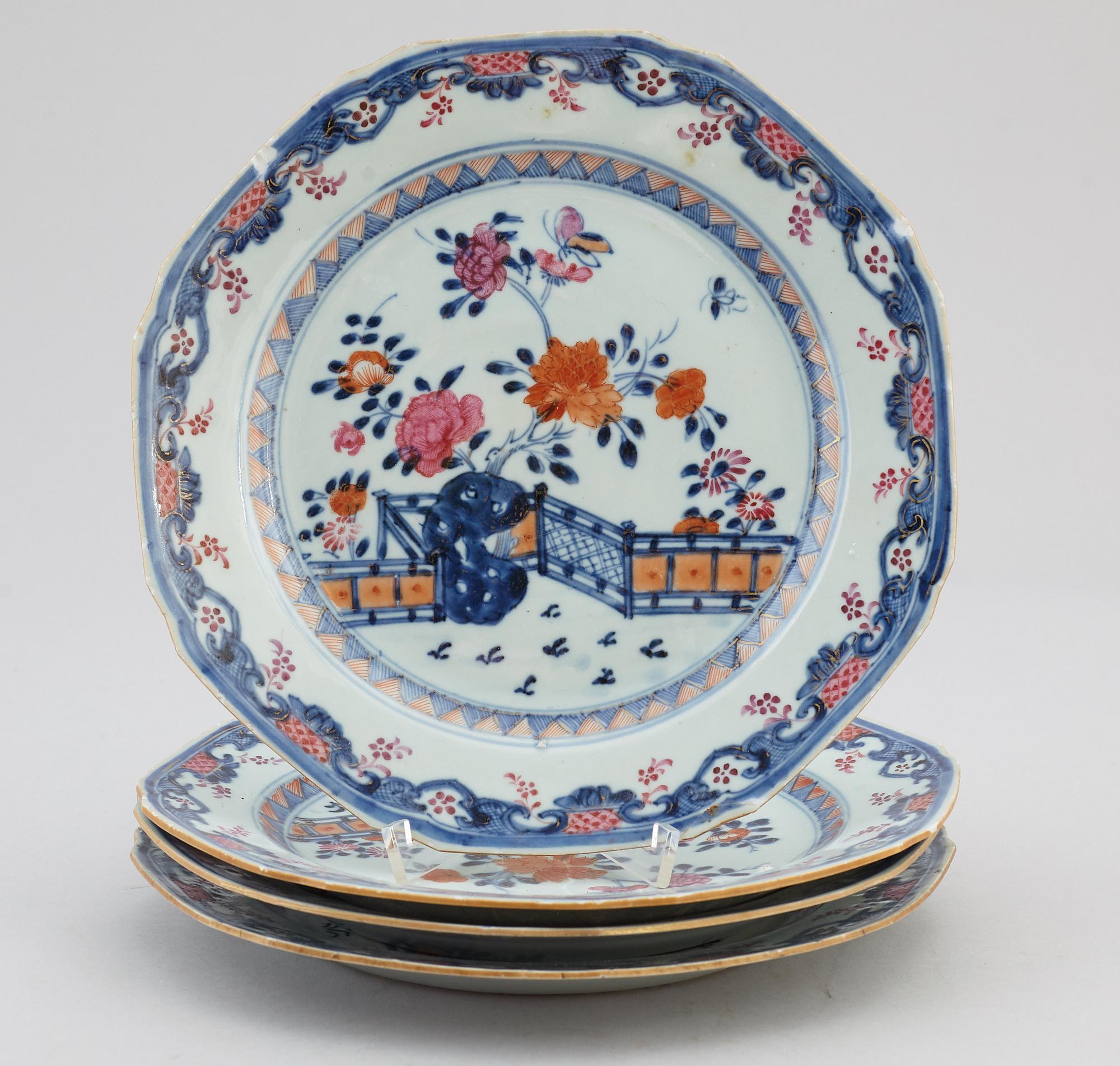 A set of four famille rose and blue and white export porcelain plates, Qing dynasty, Qianlong (1736-95).