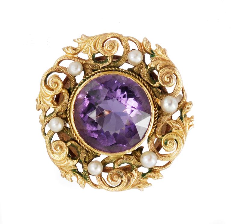 RING, set with amethyst and small natural pearls.