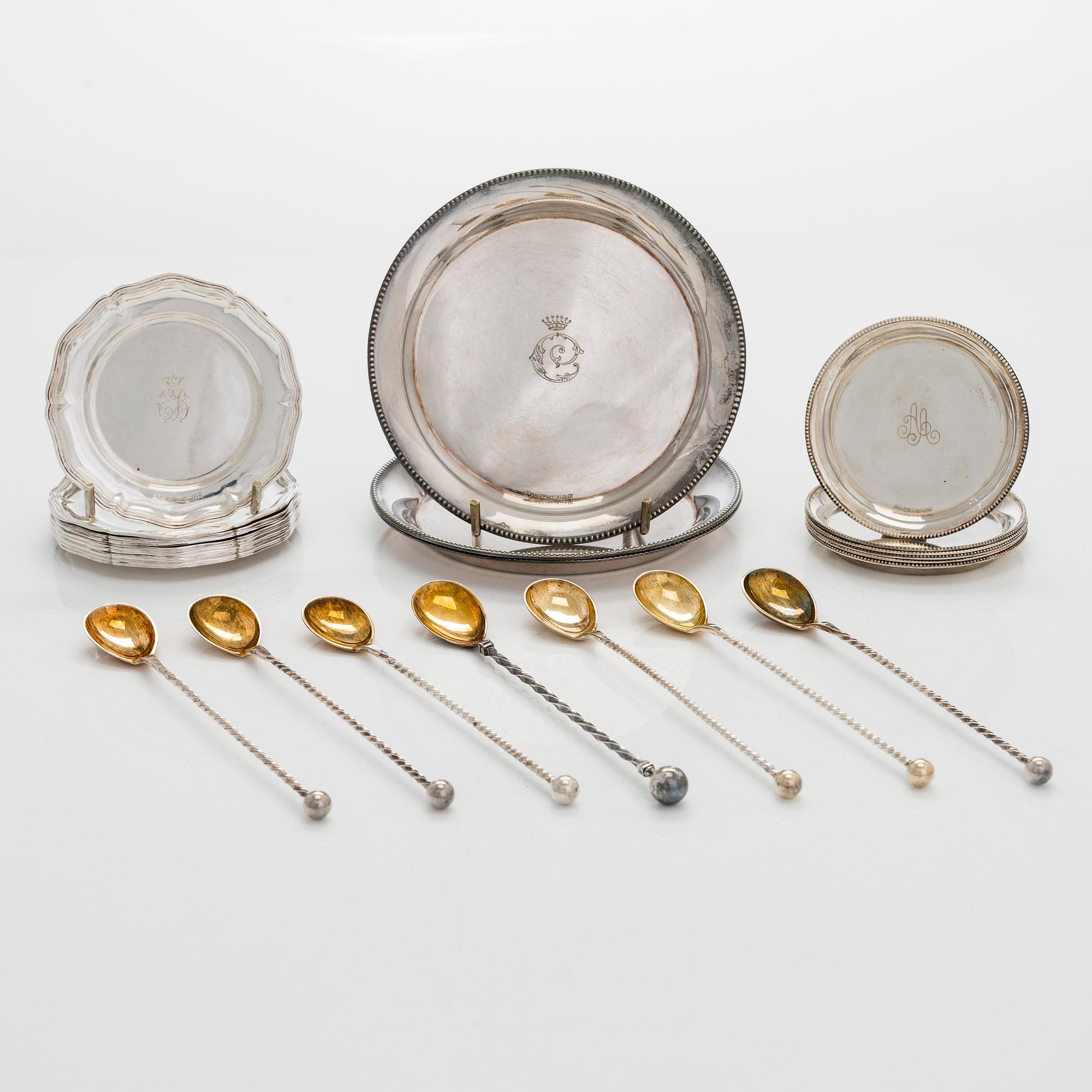 Lasinalusia, 18 kpl, cocktaillusikoita, 7 kpl, hopea, ja pullonalusia 3 kpl, alpakka, suomalaiset valmistajat, 1930-luku.