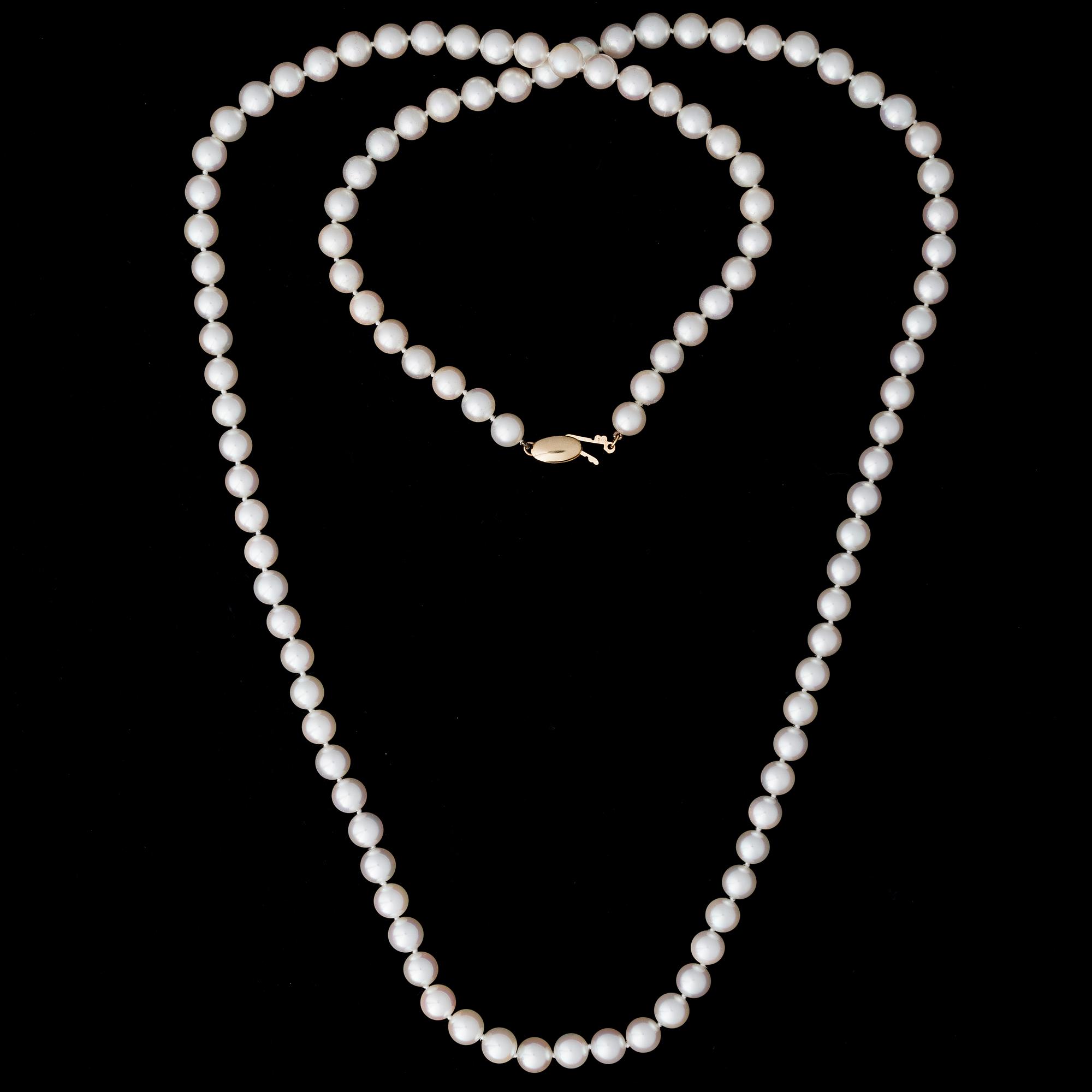 A PEARL NECKLACE, Tiffany & Co., cultured Akoya pearls, clasp 18K gold.