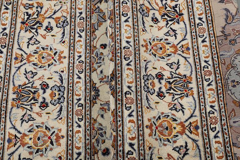 A carpet, Kashan, ca 303 x 200 cm.