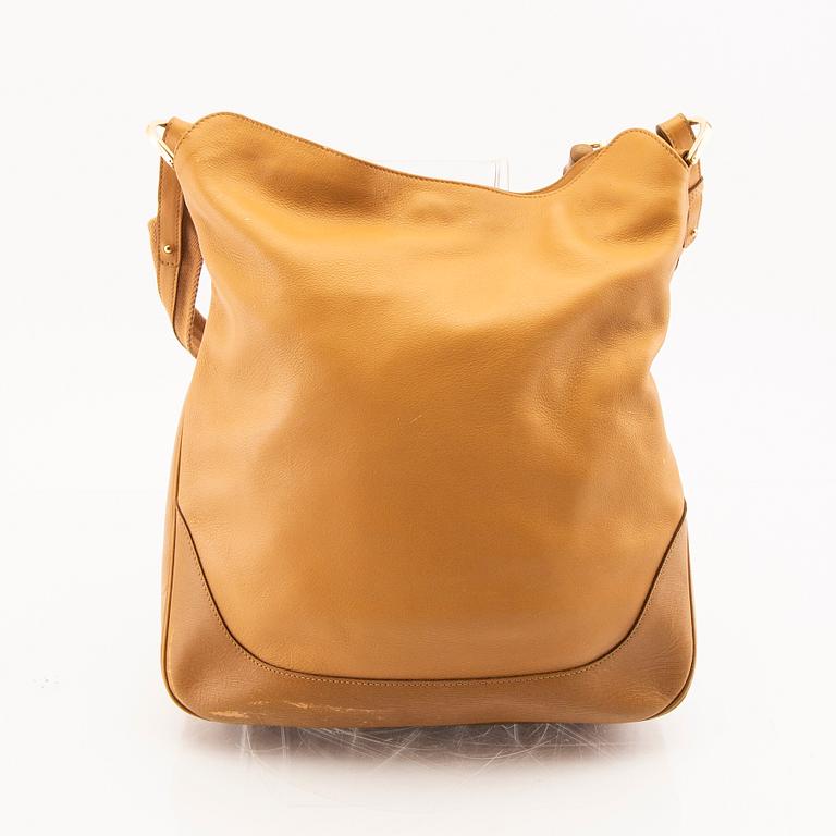 Gucci, a leather shoulder-strap bag.
