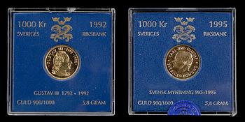 JUBILEUMSMYNT 1000 KRONOR, 2 st, guld, "Svensk myntning 995-1995" resp "Gustav III 1792-1992", totalvikt ca 11,6 gram.