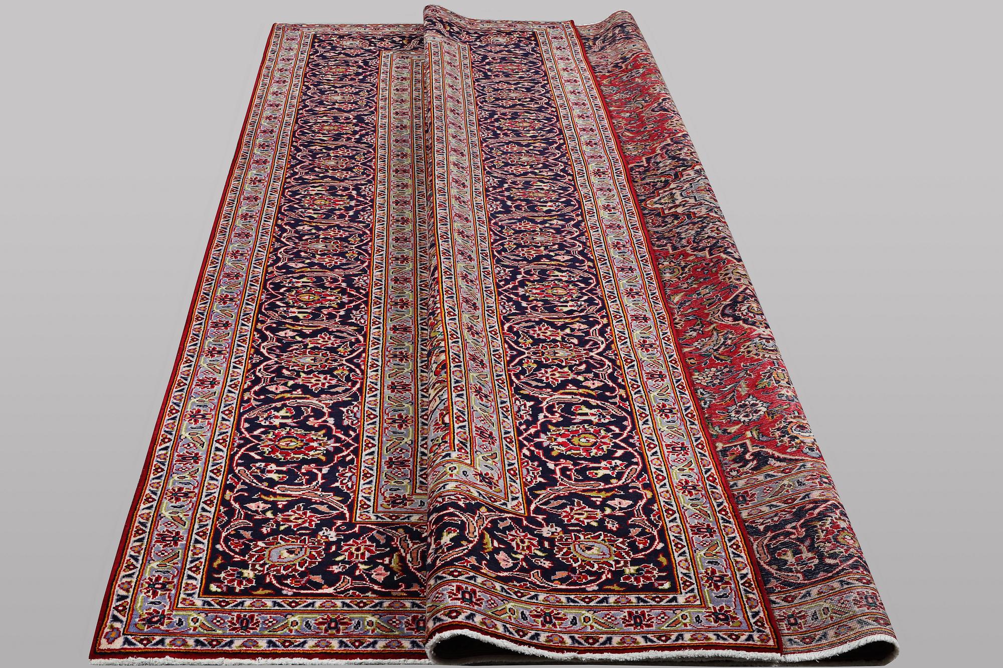 A carpet, Kashan, ca 397 x 295 cm.