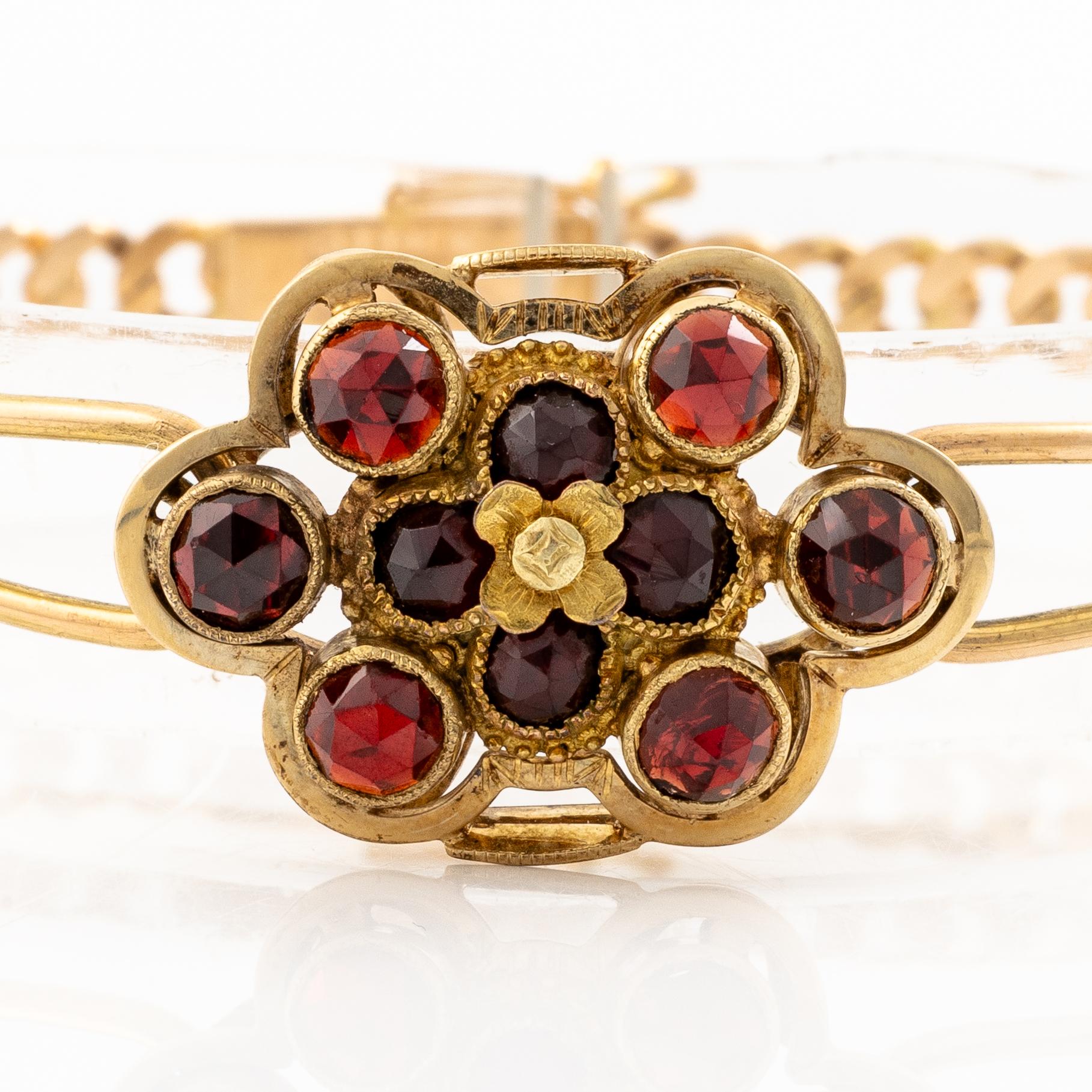 Gustaf Dahlgren & Co, Malmö, 1961. Bracelet in 18K gold with a centrepiece in 14K gold and garnets.