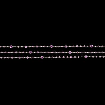 1206. COLLIER, lång kedja med runda fasettslipade rosa safirer.