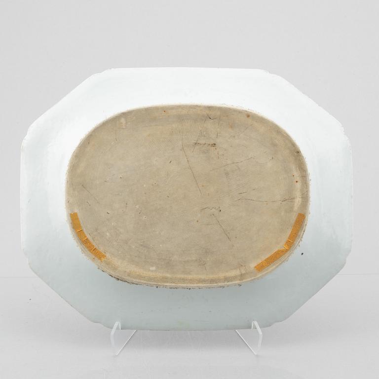A Chinese export porcelain charger, Qing Dynasty, Qianlong (1736-95).