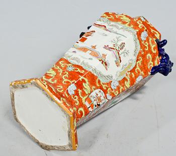 GOLVURNA, porslin, orientalisk, 1900-tal.