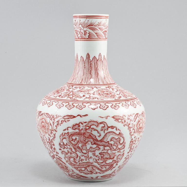 VAS, porslin, Kina, 1900-tal.