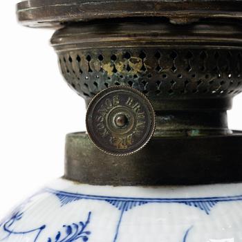 Royal Copenhagen, fotogenlampa, "Musselmalet", Danmark, 1870-90.