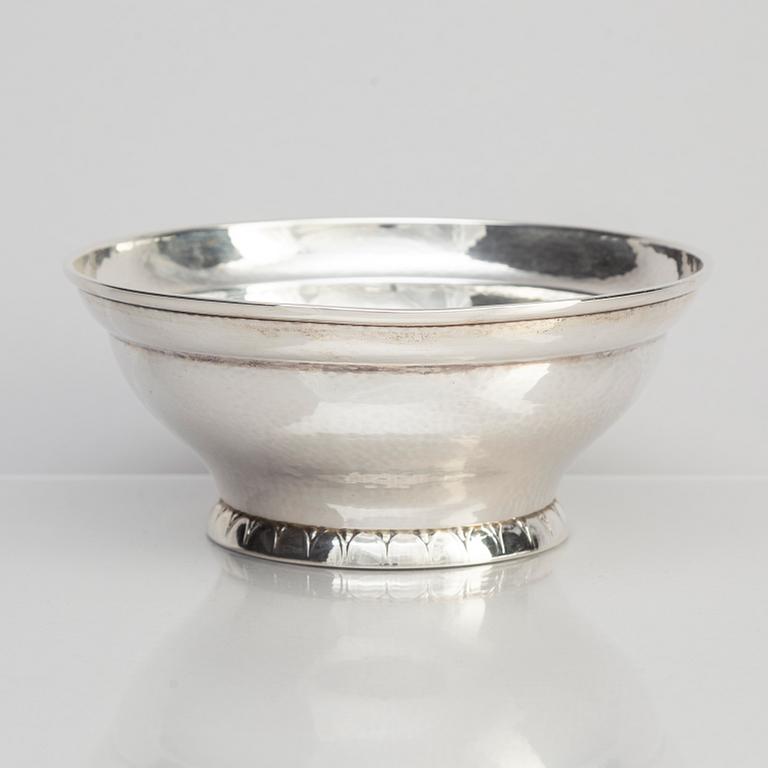 Georg Jensen, a sterling silver bowl, model nr 415, Copenhagen 1925-32.