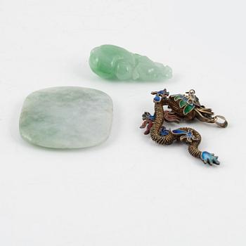Hängen, 2 st, troligen jadeit, samt ett metall och emalj, Kina, 1900-tal.