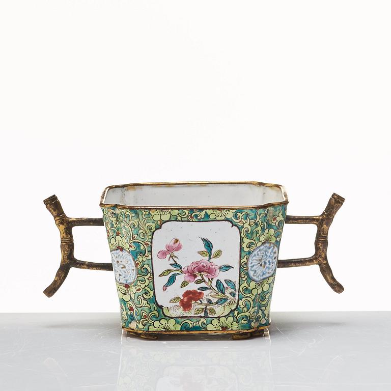 Kopp, emalj på koppar. Qingdynastin, 1700-tal.