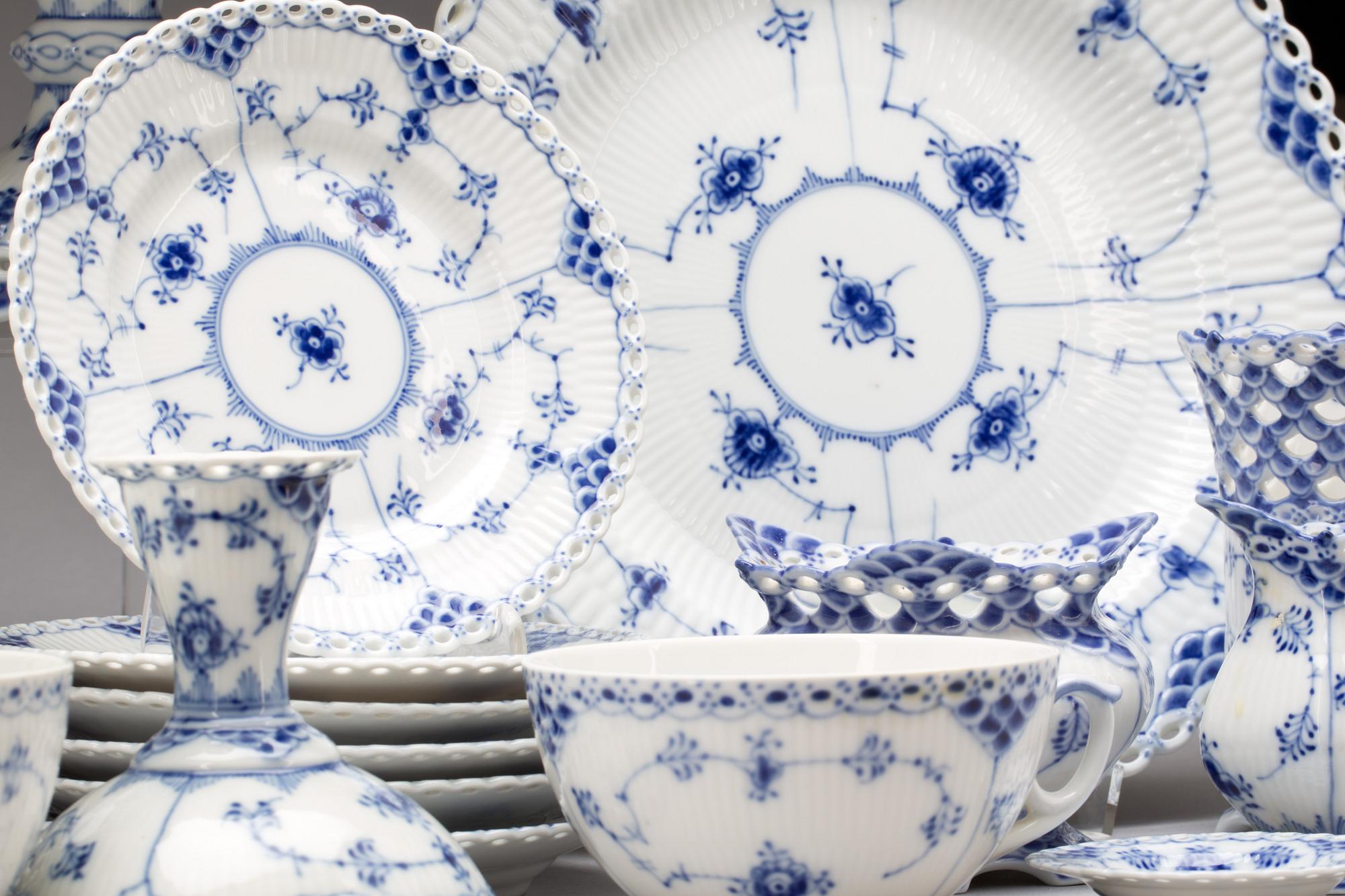 SERVISDELAR, ca 30 delar, porslin. "Musselmalet", Royal Copenhagen.