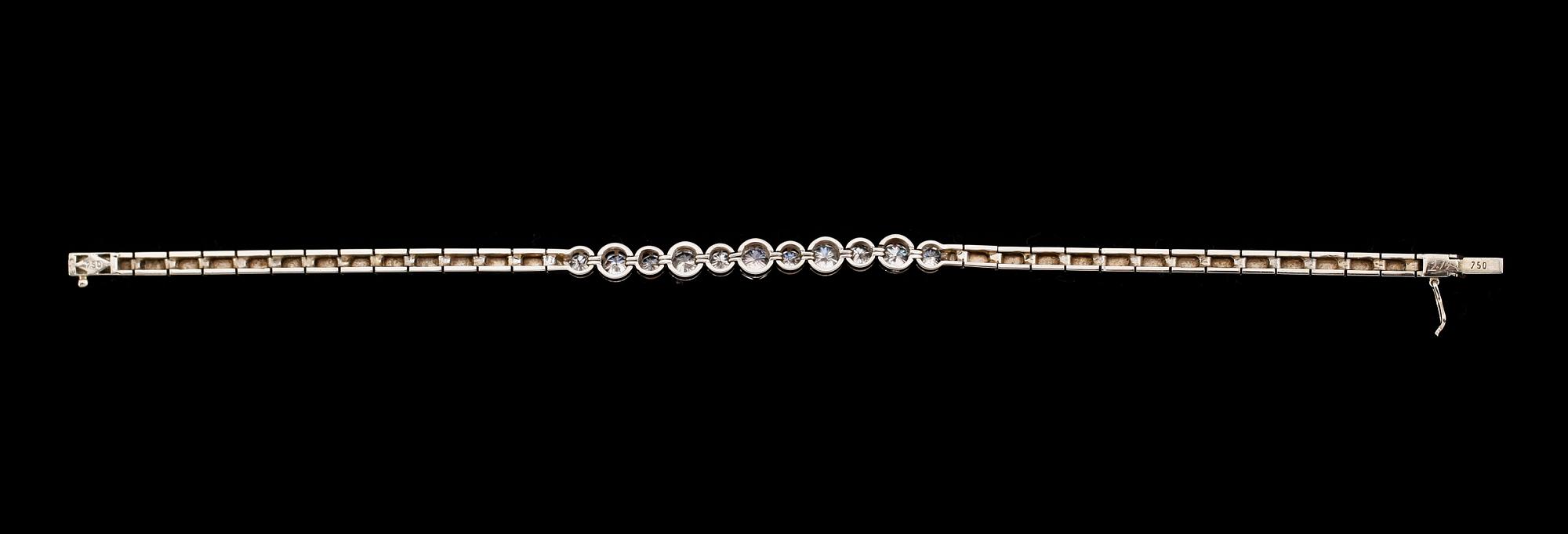 ARMBAND, 18 k vitguld, 11 briljantslipade diamanter tot ca 2.14 ct.