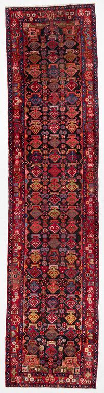 Semi-Antique Senneh runner., approx. 485 x 115 cm.