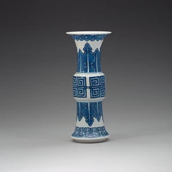 A blue and white Gu shaped vase, late Qing dynasty (1644-1912).