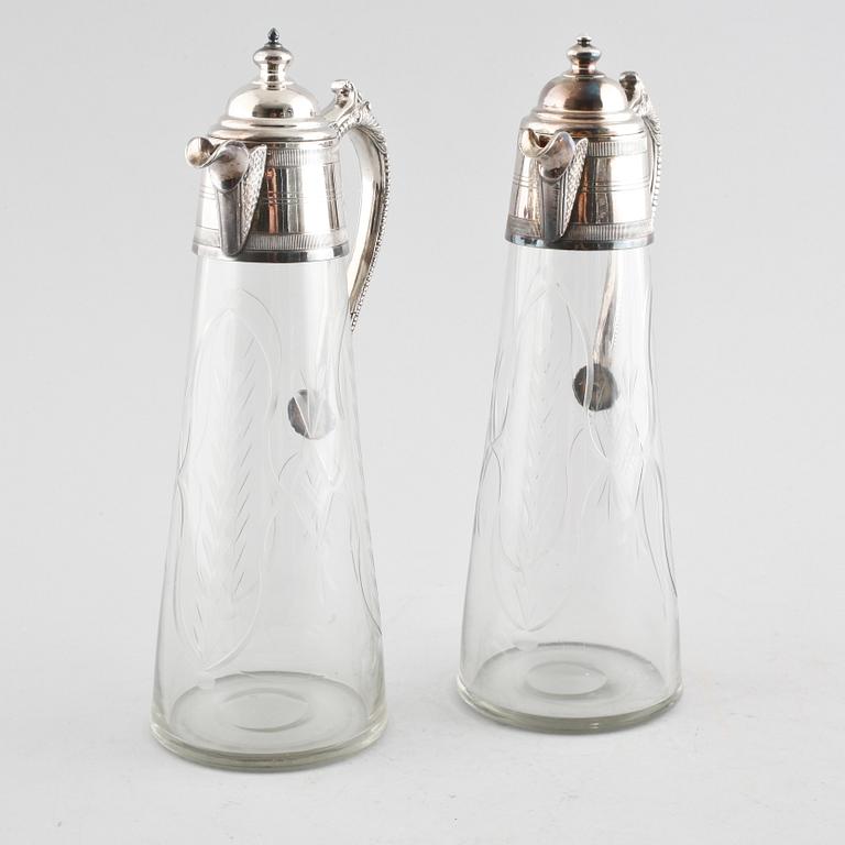 A pair of carafes in glas and silver from the turn of the century.