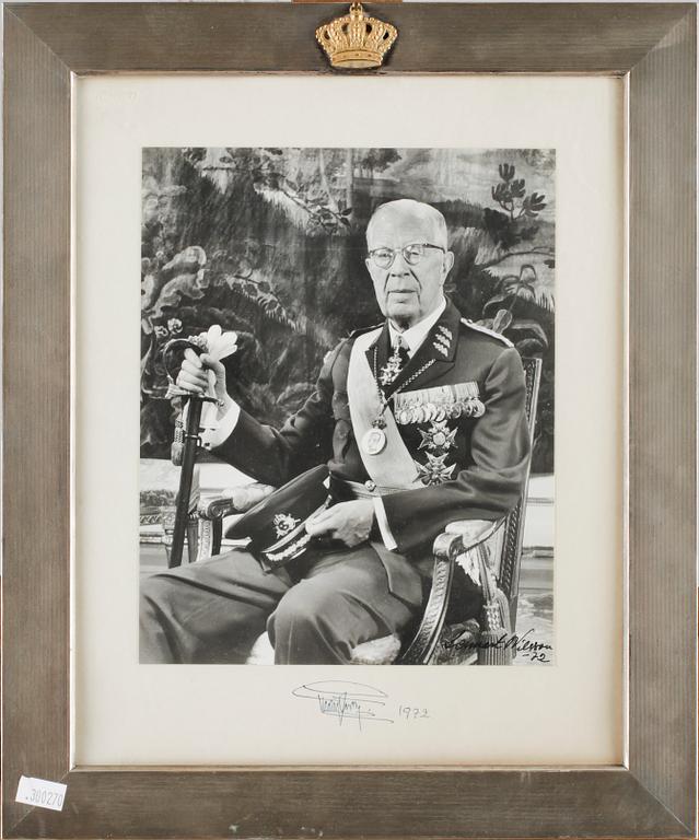 KUNGLIGT FOTOGRAFI, egenhändigt sign o dat  av Kung Gustav VI Adolf av Sverige.