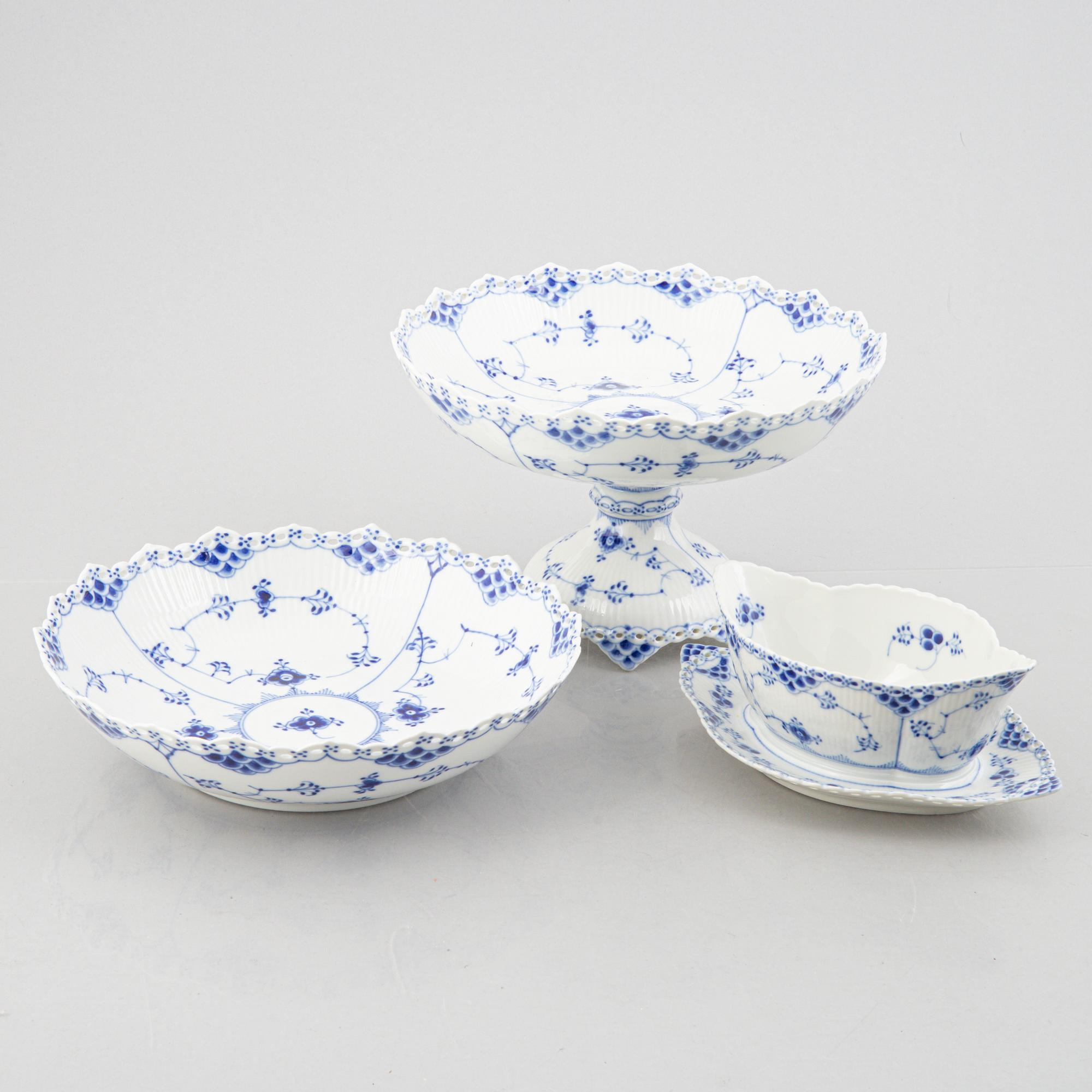 Royal Copenhagen, an 82-piece dinner and coffee service, 'Musselmalet Full Lace', Denmark.