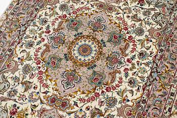 A Tabriz rug, signed, c. 160 x 101 cm.