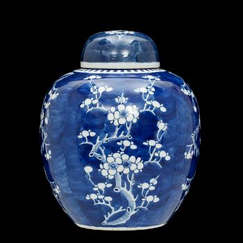BOJAN MED LOCK, porslin, Kina, Kangxi-stil, 1900-talets början.