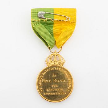 Gustav VI Adolf, medal in gold, Royal Patriotic Society, with case, 1955.