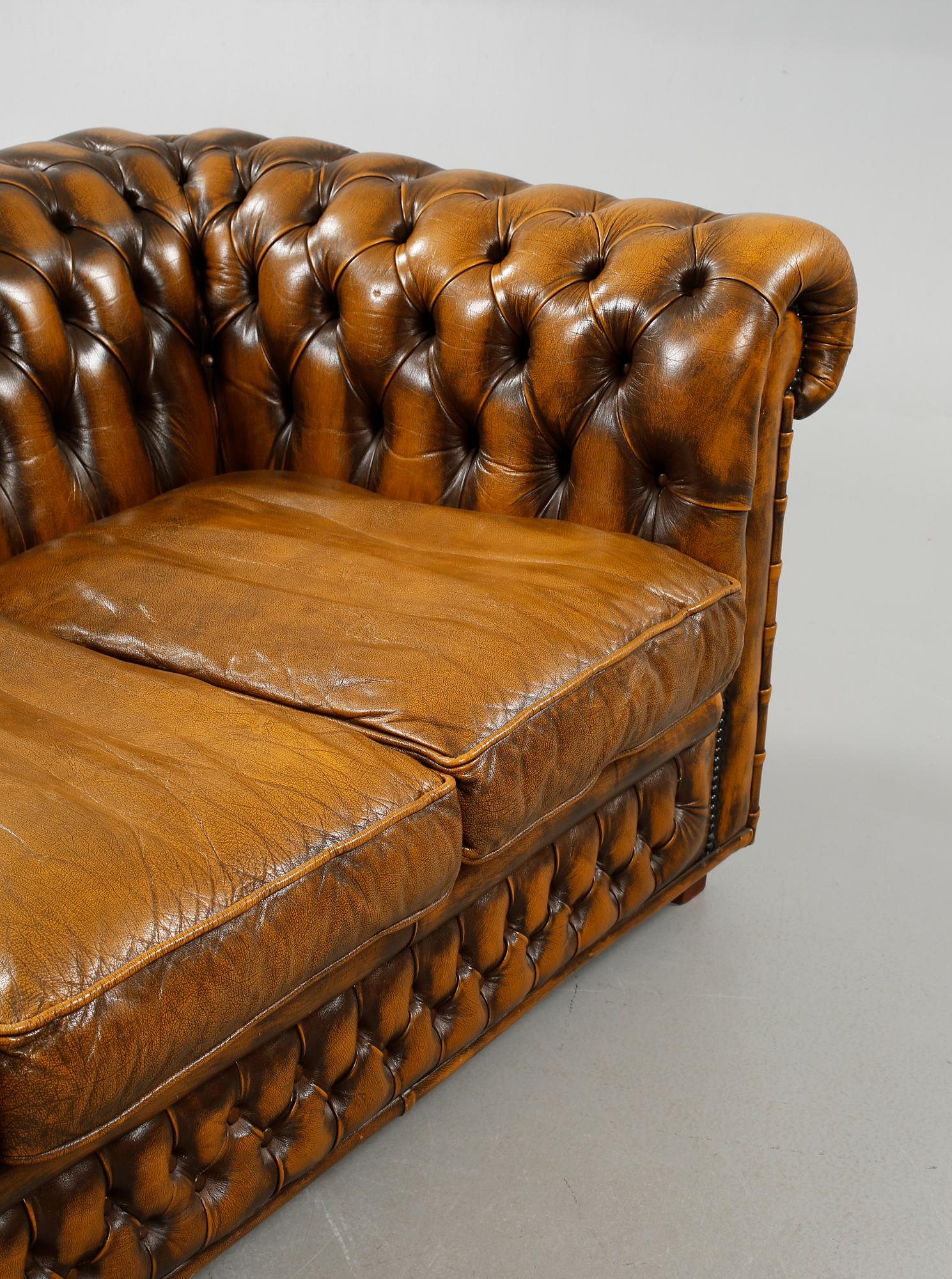BÄDDSOFFA, Chesterfield-modell, 1900-talets andra hälft.