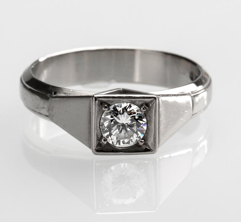 RING, 18 k vitguld med briljantslipad diamant, ca 0,40 ct. Vikt ca 4,9 g.