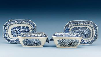 1529. A pair of blue and white butter tureens with cover and stand, Qing dynasty, Qianlong (1736-95). (2).