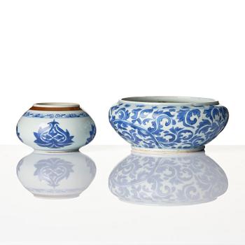 Two blue and white brush washers, Qing dynasty, Kangxi (1662-1722).
