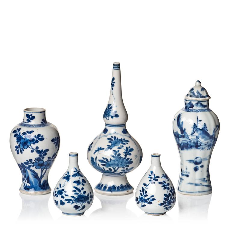 A group of four miniature vases and a rose water sprinkler, Qing dynasty, Kangxi (1662-1722).