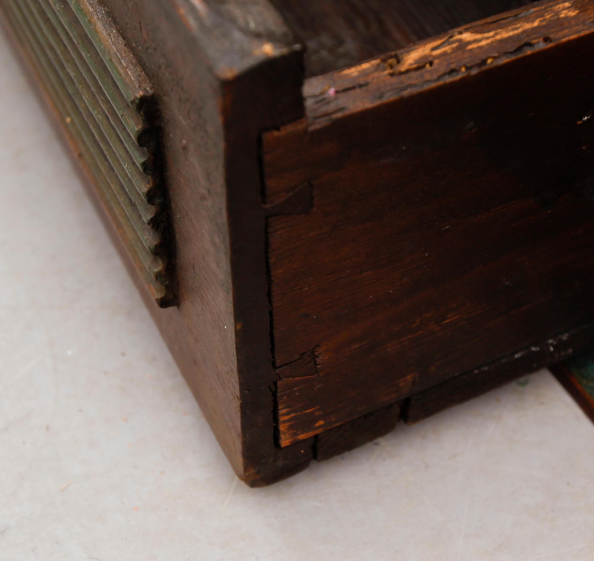 HÄNGSKÅP, allmoge, 1800-talets början.