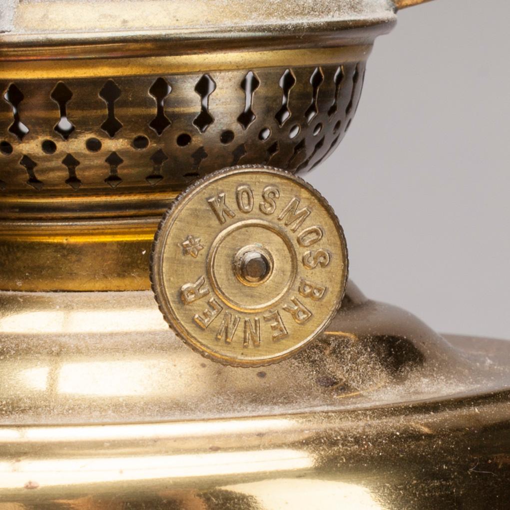 BORDSLAMPA, mässing och glas, märkt Kosmos Brenner, omkring 1900.