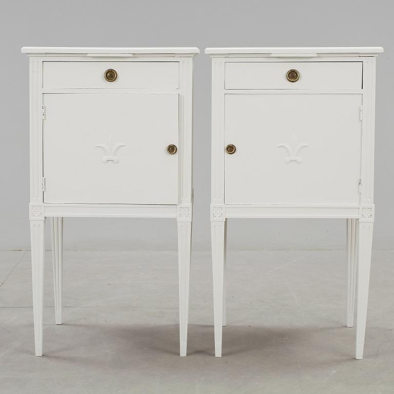 SÄNGBORD, ett par, gustaviansk stil, 1930/40-tal.