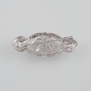 BROSCH, 18K vitguld med briljantslipade diamanter. Vikt 7,2 gram.