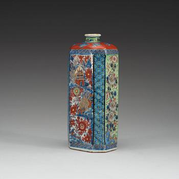 An clobbered bottle, Qing dynasty, Kangxi (1662-1722).