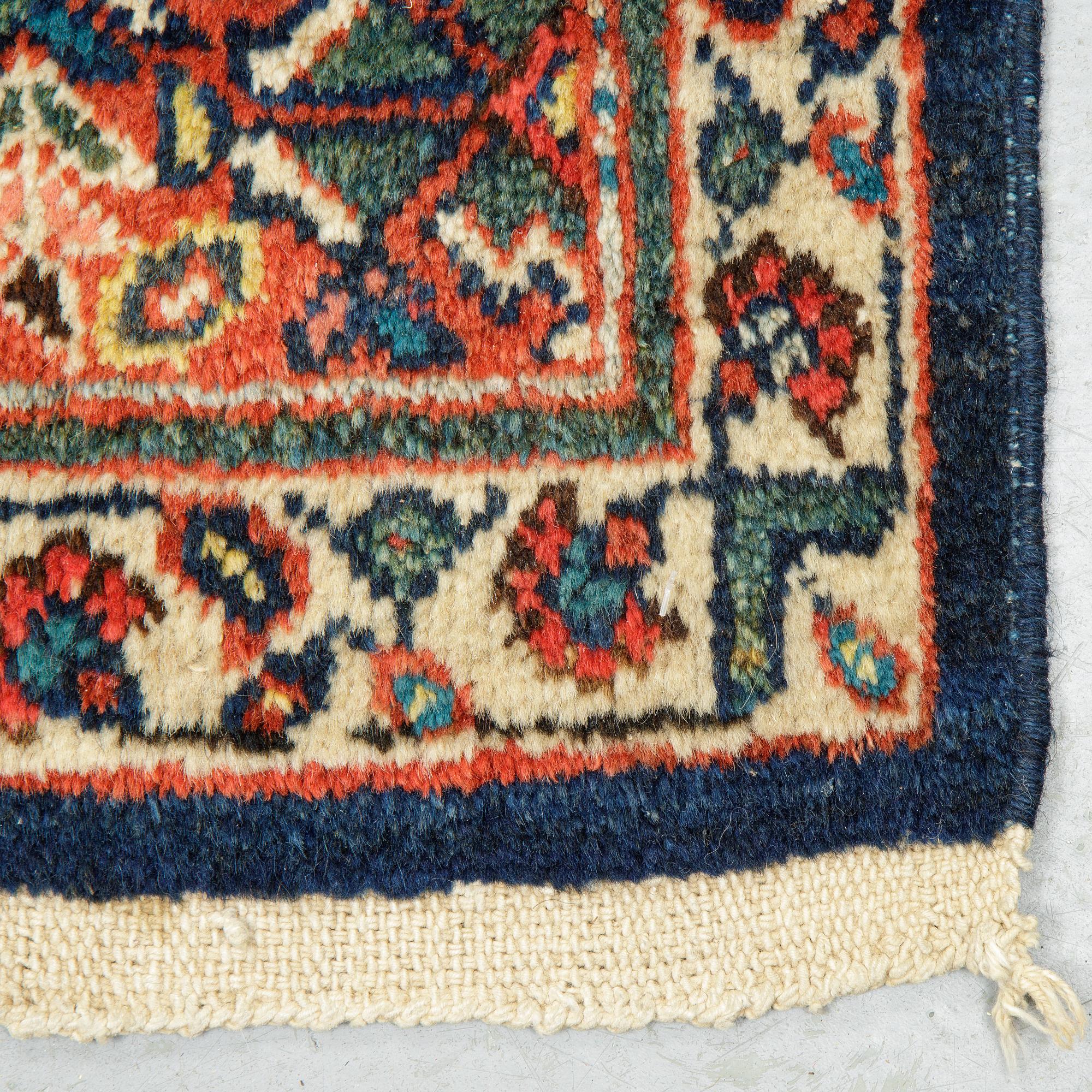 A carpet, Antique/semi-antique Mahal, ca  340 x 130-138 cm.