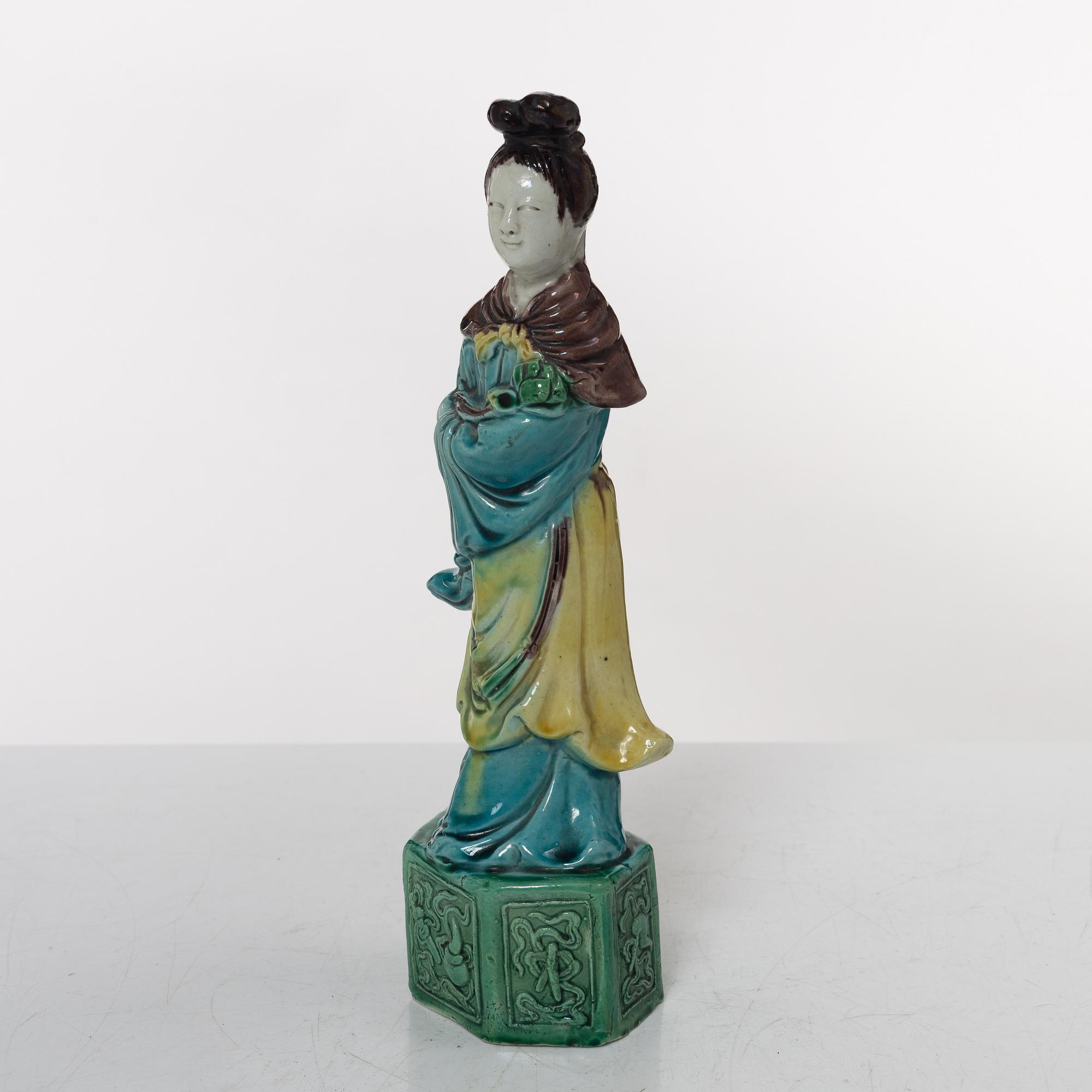 A Chinese porcelain figure of an elegant lady, 20th century.