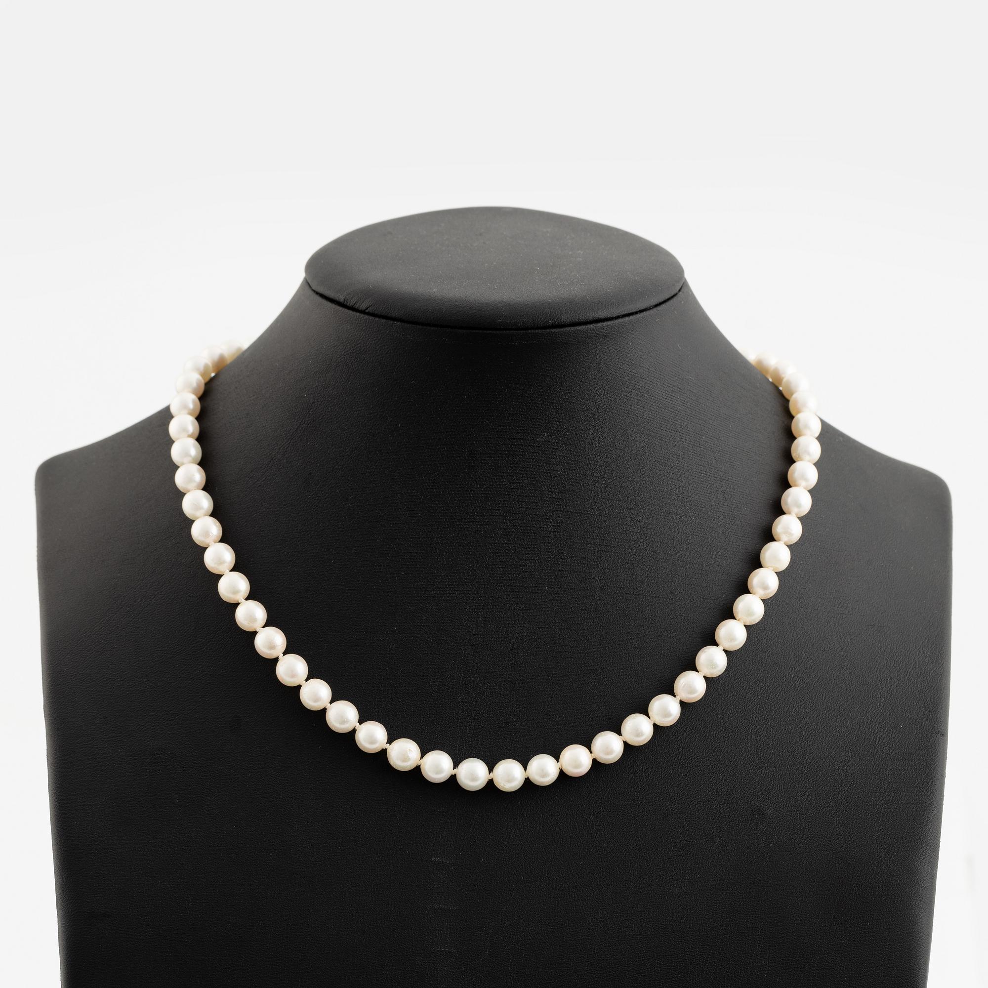 Cultured pearl necklace, clasp 18K gold.
