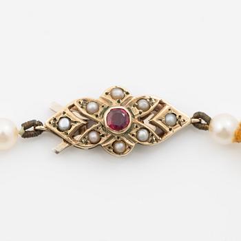 Necklace, with graduated cultured pearls, clasp in 9K gold with English hallmarks from Birmingham, set with a ruby.