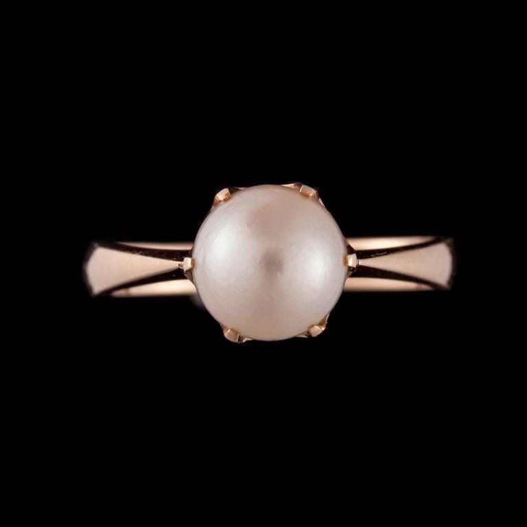 RING, 14K guld, pärla. Helsingfors, 1964. Vikt ca 3,7 g.