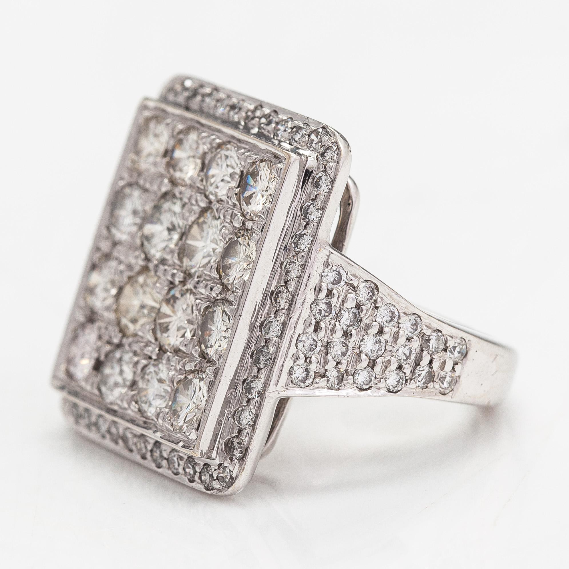 An 18K whitegold ring with brilliant cut diamonds approx 3.36 ct in total.