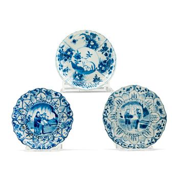 781. A group of three blue and white dishes, Qing dynasty, Kangxi (1662-1722).