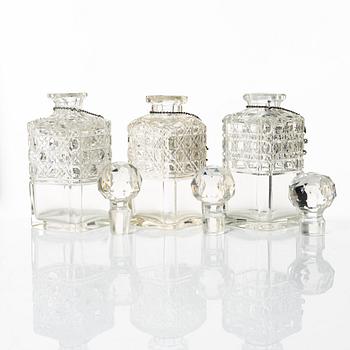 A wooden box with three glass flasks, Birmingham, circa 1900.