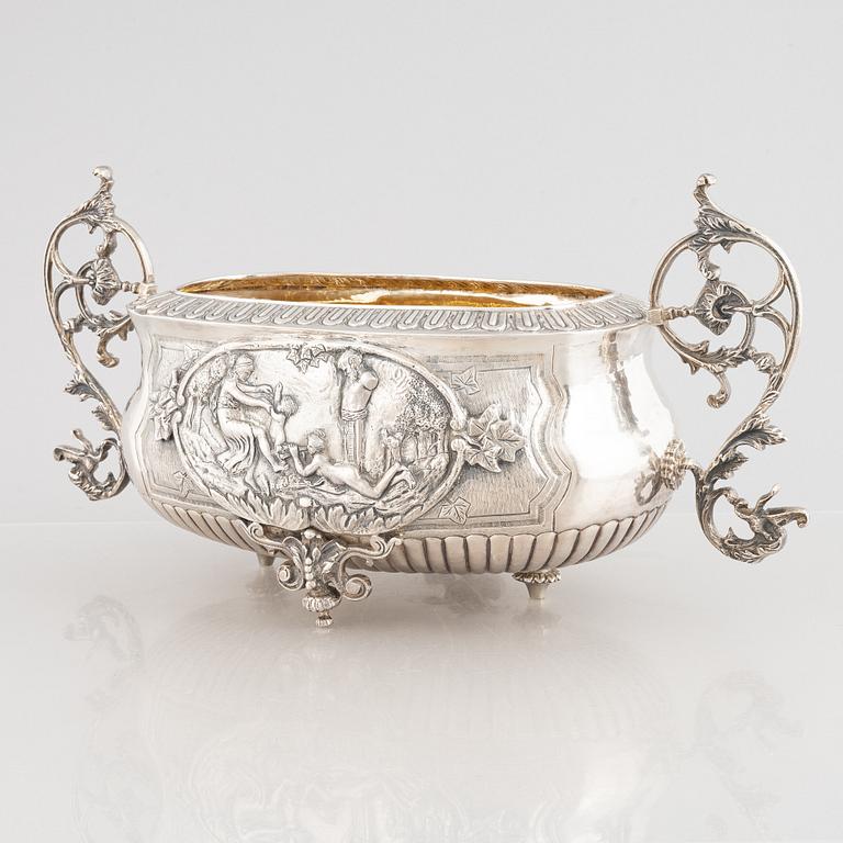 A silver jardinière, 20th century.