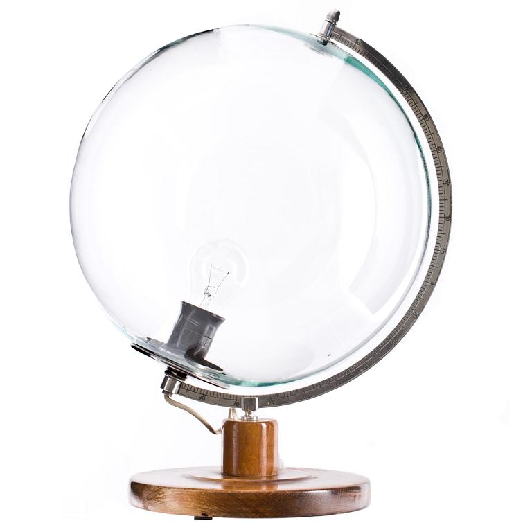 BORDSLAMPA, omarbetad jordglob, ursprungligen 1950/60-tal.